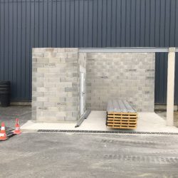 Montage d'un local en agglos avec poteaux béton
